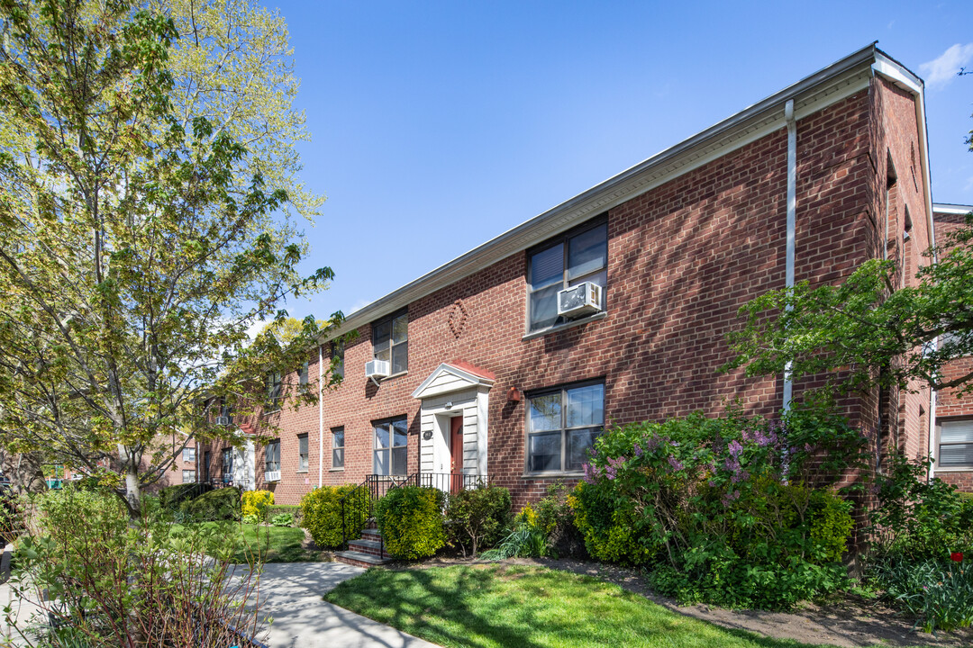 18931 39th Ave in Flushing, NY - Building Photo