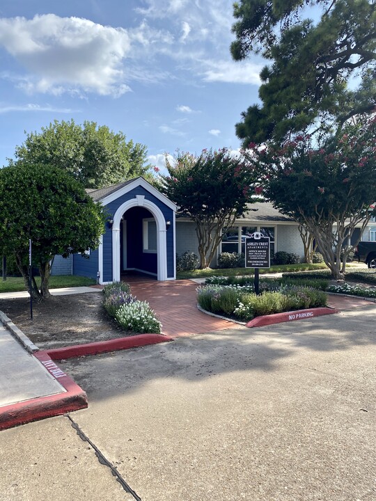 Ashley Crest in Houston, TX - Building Photo