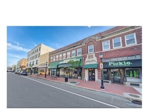 150 Crescent St, Unit 150 in Waltham, MA - Foto de edificio - Building Photo