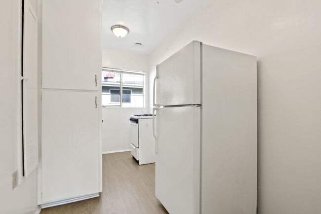 10906 Santa Monica Blvd in Los Angeles, CA - Building Photo - Building Photo