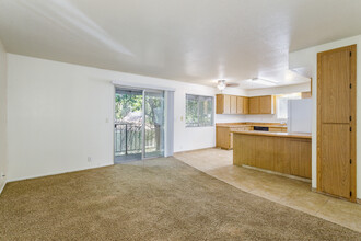 Redwood Glen Apartments in Chico, CA - Building Photo - Interior Photo