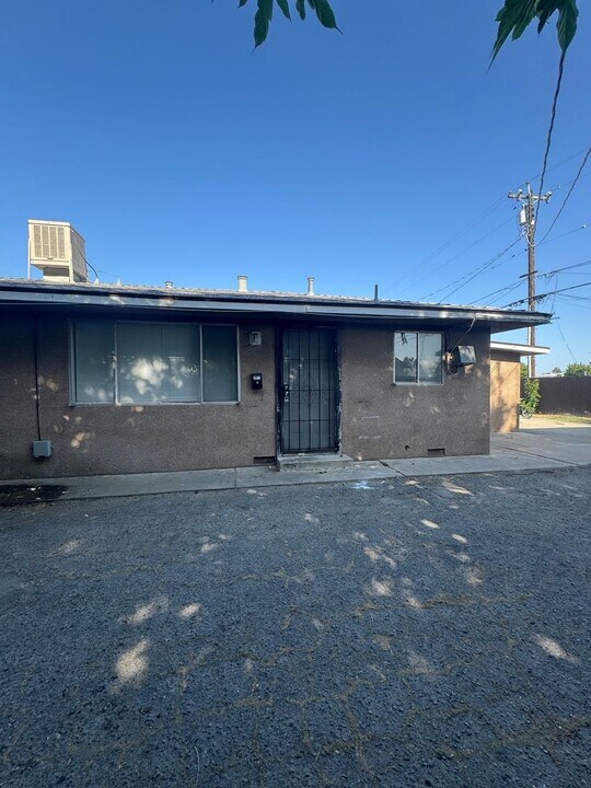2811 E Hammond Ave in Fresno, CA - Building Photo