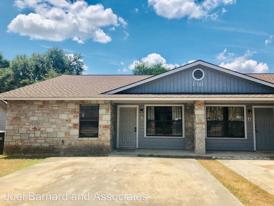 1311 Baylor Ave in San Marcos, TX - Building Photo