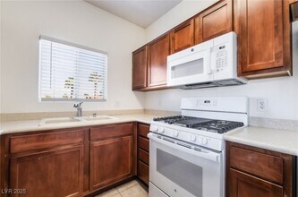 2291 W Horizon Ridge Pkwy in Henderson, NV - Foto de edificio - Building Photo