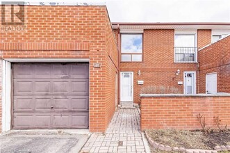 3430 Brandon Gate Dr in Mississauga, ON - Building Photo - Building Photo