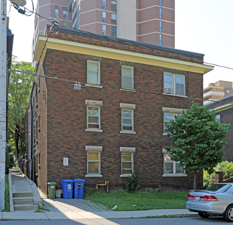 Queen's Court in Hamilton, ON - Building Photo