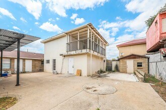 1402 Corpus Christi St in Laredo, TX - Building Photo - Building Photo