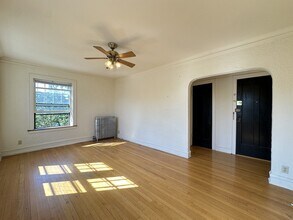 4301 N Francisco Ave, Unit G07C in Chicago, IL - Building Photo - Building Photo