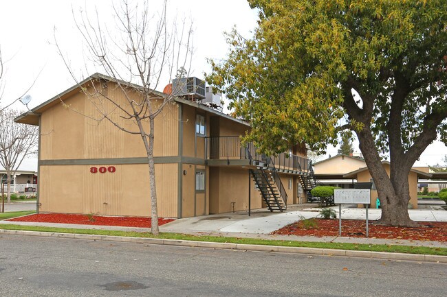 300 E School Ave in Visalia, CA - Foto de edificio - Building Photo