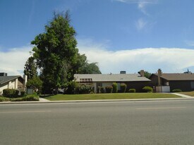 6812 N Half Moon Dr in Bakersfield, CA - Building Photo