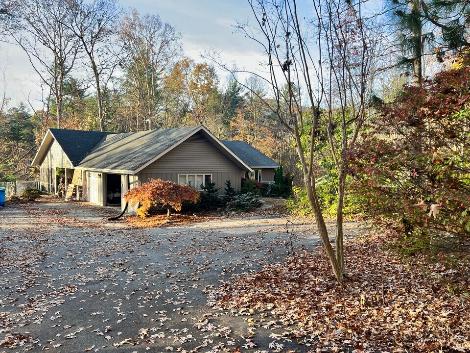 45 Pentland Hills Dr in Asheville, NC - Building Photo