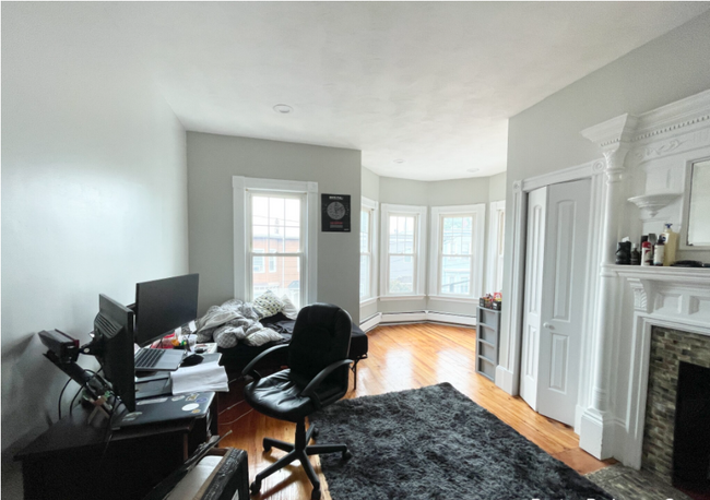 31 Falcon St, Unit 2 in Boston, MA - Foto de edificio - Building Photo