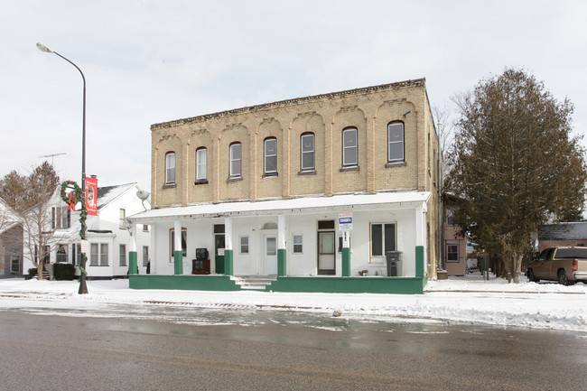 104-110 N Michigan Ave in Shelby, MI - Building Photo - Building Photo