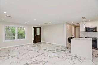 466 Old Georges Rd in North Brunswick, NJ - Foto de edificio - Building Photo