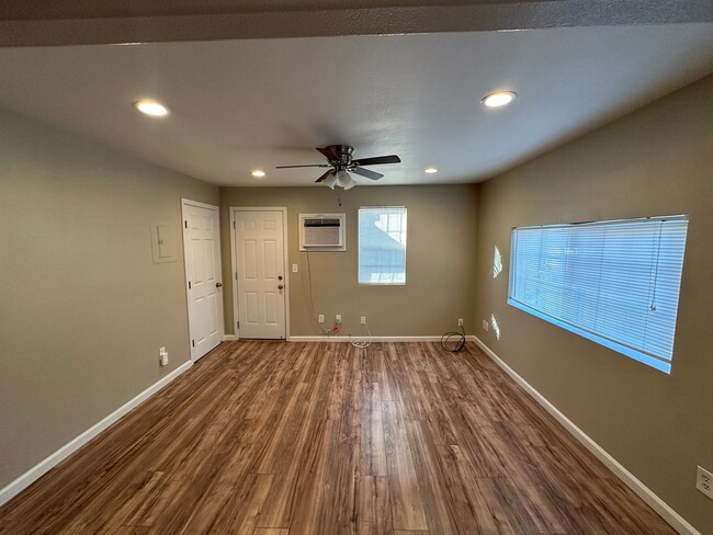 321 Kelly Ct in Sacramento, CA - Foto de edificio - Building Photo