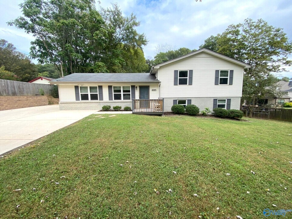 237 Schrimsher Rd in Madison, AL - Building Photo