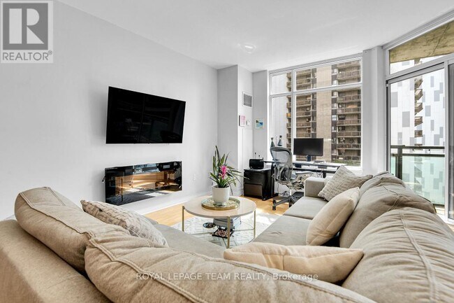 570-570 Laurier Ave W in Ottawa, ON - Building Photo - Building Photo