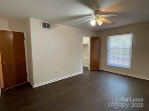 4605 Coronado Dr in Charlotte, NC - Foto de edificio - Building Photo