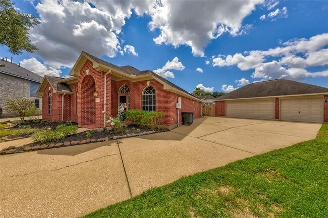 2107 Crossbay Ct in League City, TX - Building Photo - Building Photo