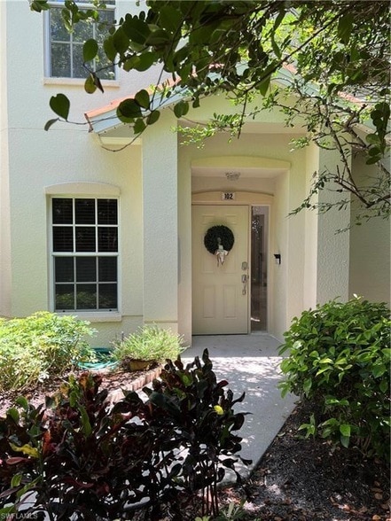 901 Egrets Run, Unit 4-102 in Naples, FL - Foto de edificio - Building Photo