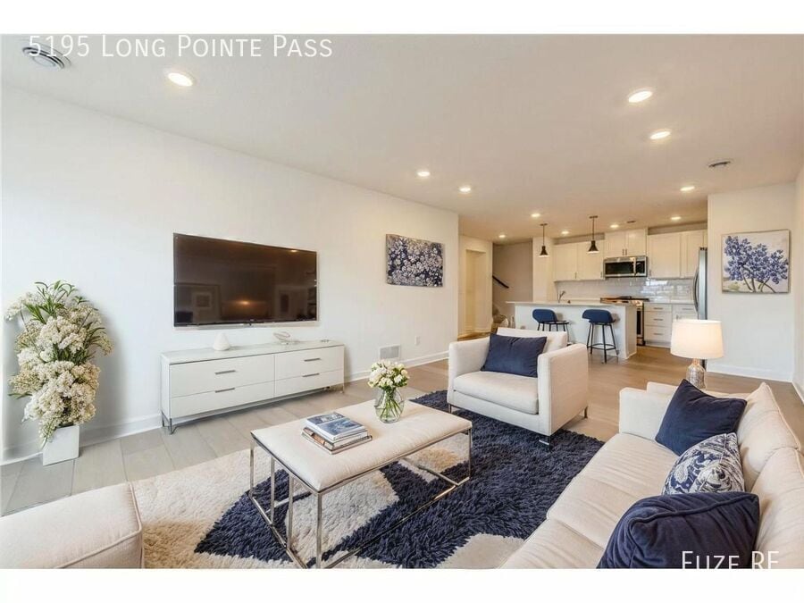 5195 Long Pointe Pass in Woodbury, MN - Building Photo