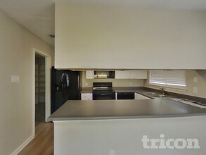 7927 Wayside Trail in San Antonio, TX - Foto de edificio - Building Photo