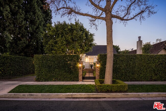 335 Huntley Dr in West Hollywood, CA - Building Photo - Building Photo