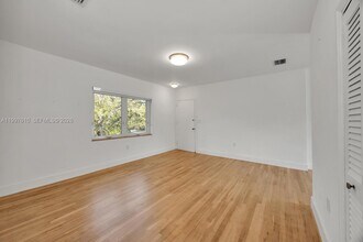 5510 SW 76th St in Miami, FL - Building Photo - Building Photo