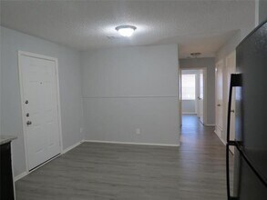 2212 Arcady Ln in Lancaster, TX - Foto de edificio - Building Photo
