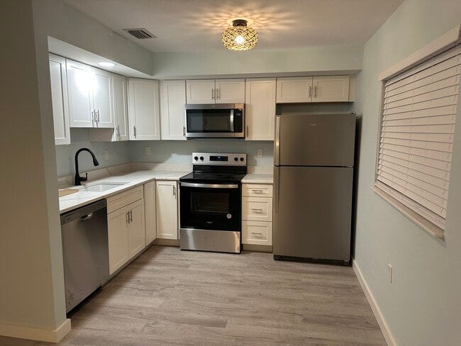 1258 Barbara Dr, Unit 107 in Venice, FL - Building Photo - Building Photo