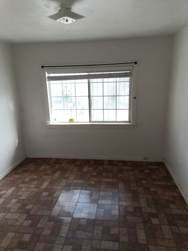 516 E Fredricks St, Unit A in Barstow, CA - Foto de edificio - Building Photo