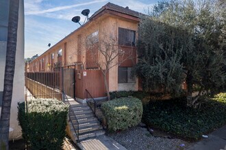 21900 Roscoe Blvd in Canoga Park, CA - Foto de edificio - Building Photo