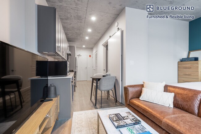 450 W Belmont Ave in Chicago, IL - Building Photo - Building Photo