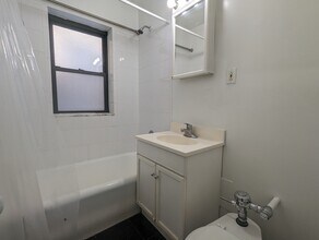 535 W Arlington Pl, Unit 536-114 in Chicago, IL - Building Photo - Building Photo