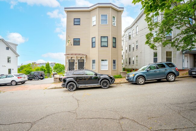 20 Sheridan St, Unit 2 in Portland, ME - Building Photo - Building Photo