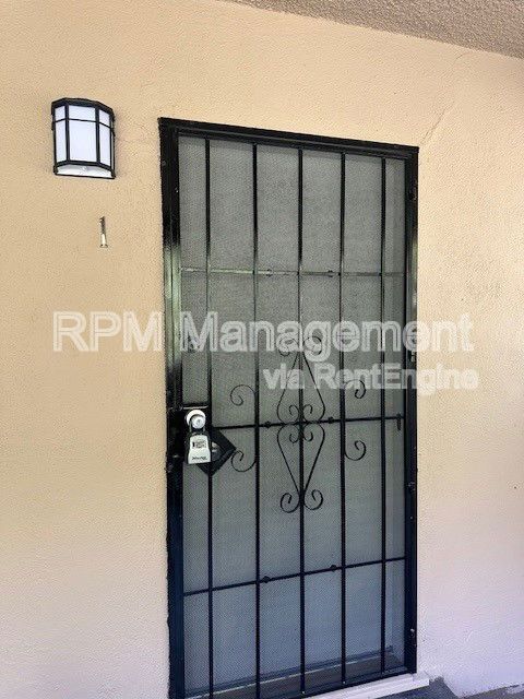 17620 Burbank Blvd in Los Angeles, CA - Foto de edificio - Building Photo