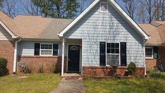 2052 Jebs Ct in Kennesaw, GA - Building Photo
