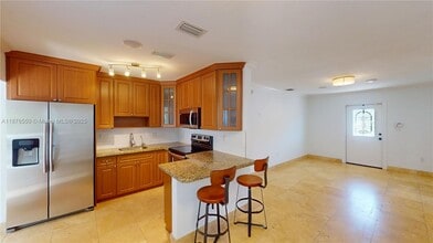 7 Montilla Ave in Coral Gables, FL - Foto de edificio - Building Photo