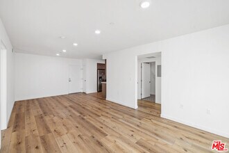 5229 Willowcrest Ave in Los Angeles, CA - Building Photo - Building Photo