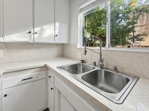 328-330 S Doheny Dr in Beverly Hills, CA - Building Photo - Building Photo