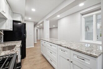 1033 Bluff Ave E in Shakopee, MN - Building Photo - Building Photo