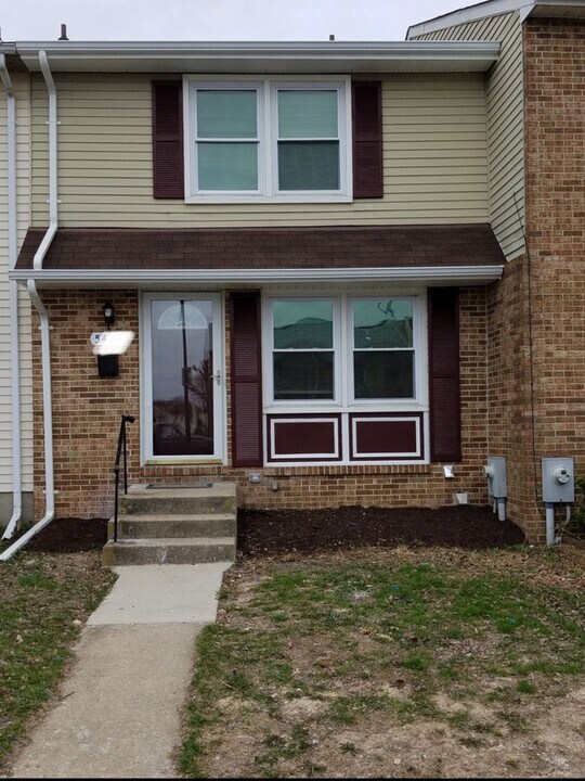 5400 King Arthur Cir in Rosedale, MD - Building Photo