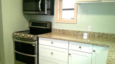 2404 S Kingsway Rd in Seffner, FL - Building Photo - Building Photo