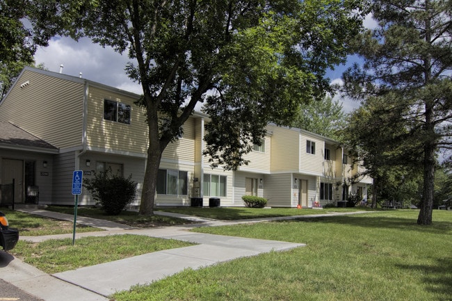 Yorkdale Townhomes in Edina, MN - Building Photo - Building Photo