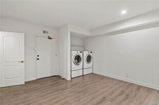 5757 Owensmouth Ave in Los Angeles, CA - Building Photo