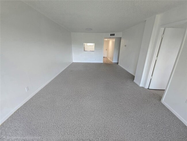 8735 Ramblewood Dr in Coral Springs, FL - Building Photo - Building Photo