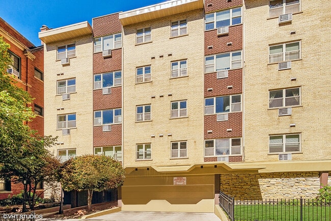 property at 420 W Aldine Ave