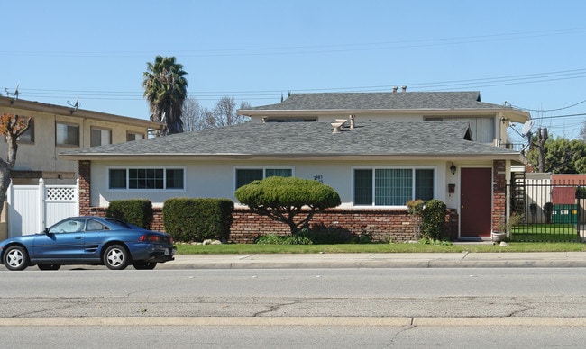 2983 N Garey Ave in Pomona, CA - Foto de edificio - Building Photo