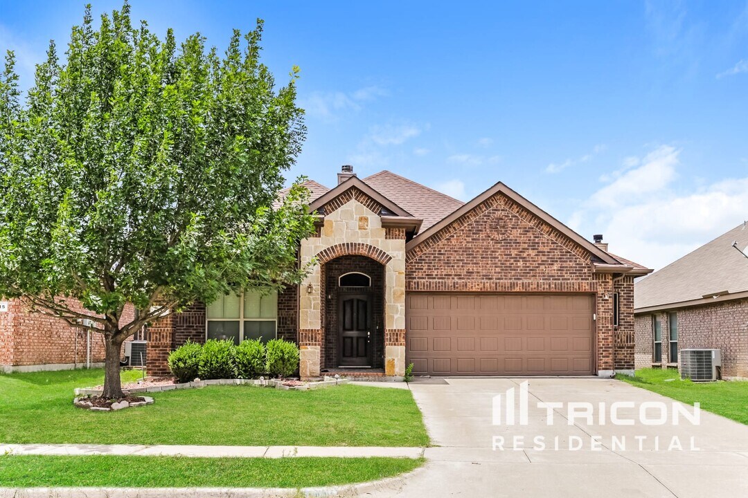 1413 Melanie Trail in Midlothian, TX - Building Photo
