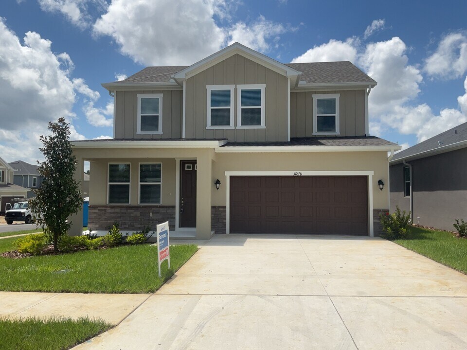 37878 Dusty Saddle Ln in Zephyrhills, FL - Building Photo